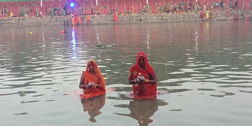 छतमै निर्माण गरिएको जलाशयमा उदाउँदो सूर्यलाई अघ्र्य दिई चैती छठपर्व सम्पन्न